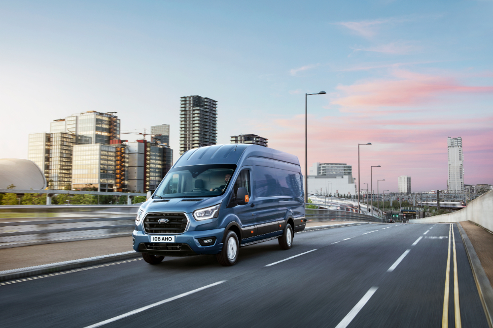 De nieuwe 2-tons Transit vergroot de productiviteit van bedrijven dankzij tot 7 procent verbeterde efficiency en geavanceerde nieuwe connectiviteitsmogelijkheden 