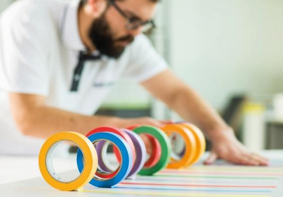 Des adh&eacute;sifs BOSS Paints, adapt&eacute;s au peintre