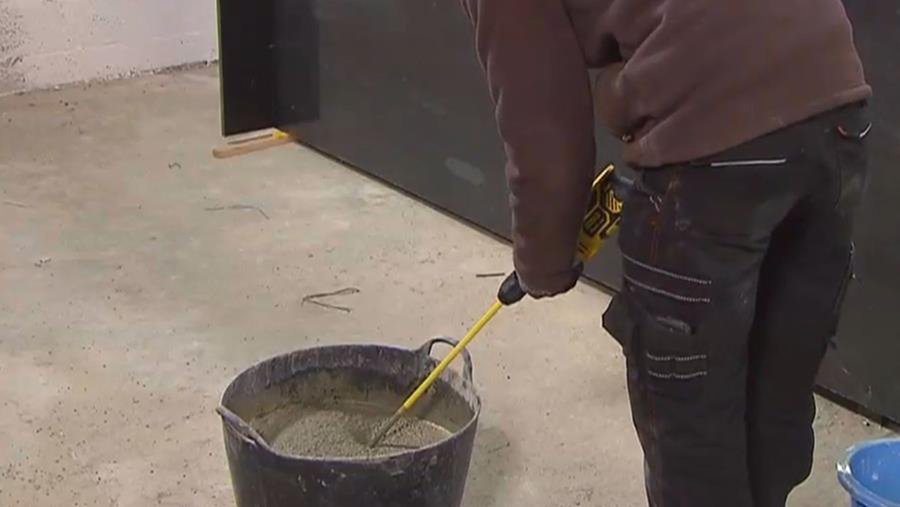 Maak beton aan in een mengkuip