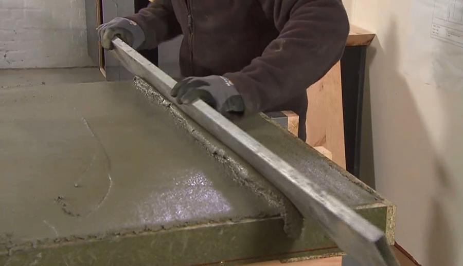 Rei het beton af met een reilat