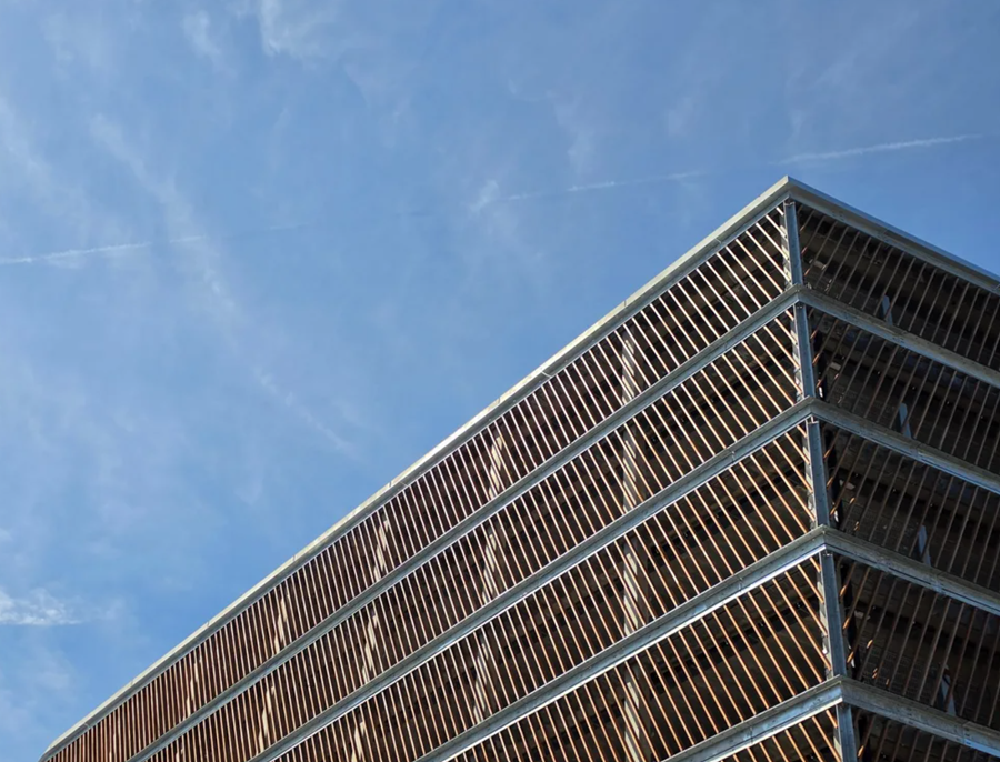 Vanuit een lage kijkhoek wordt de schaal van de repetitieve lamellenstructuur extra zichtbaar