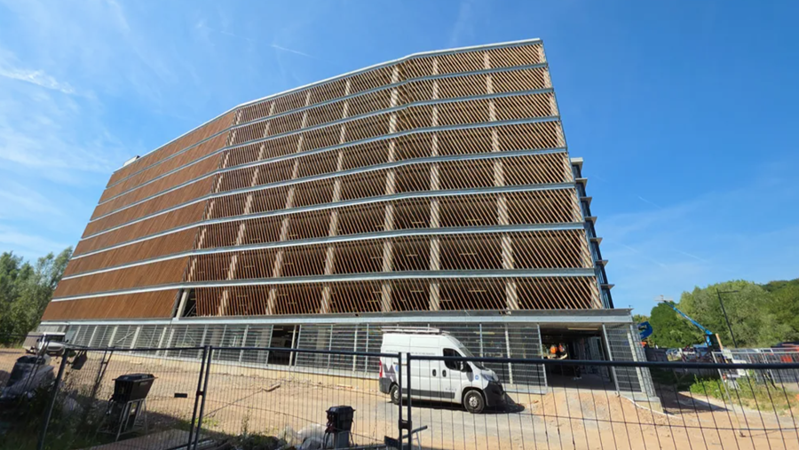 De grootschalige gevel maakt van de mobiliteitshub een opvallend nieuw volume binnen Wetenschapspark Arenberg