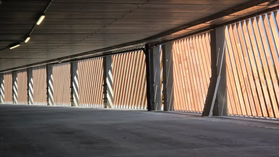Ook vanuit het parkeergebouw blijft het ritme van de houten lamellen nadrukkelijk aanwezig