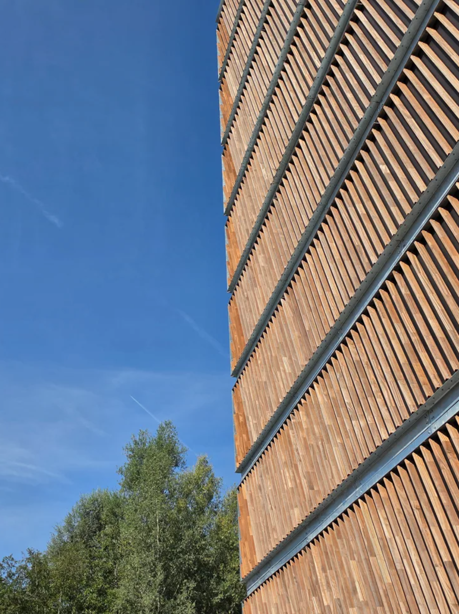 De consequente uitlijning van de lamellen bepaalt mee het strakke architecturale gevelbeeld