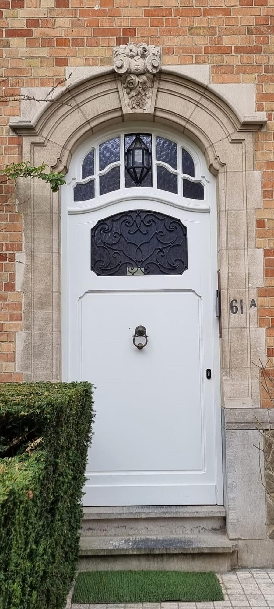 Riche, porte en bois avec récupération du fer forgé