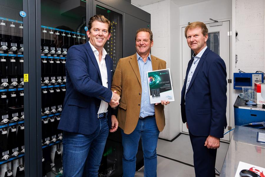 Bart Eyckmans, Olivier Spruyt (Axalta Refinish - Indirect Business Manager BENELUX) & Koen Helsen (vice burgemeester van de gemeente Kapellen)