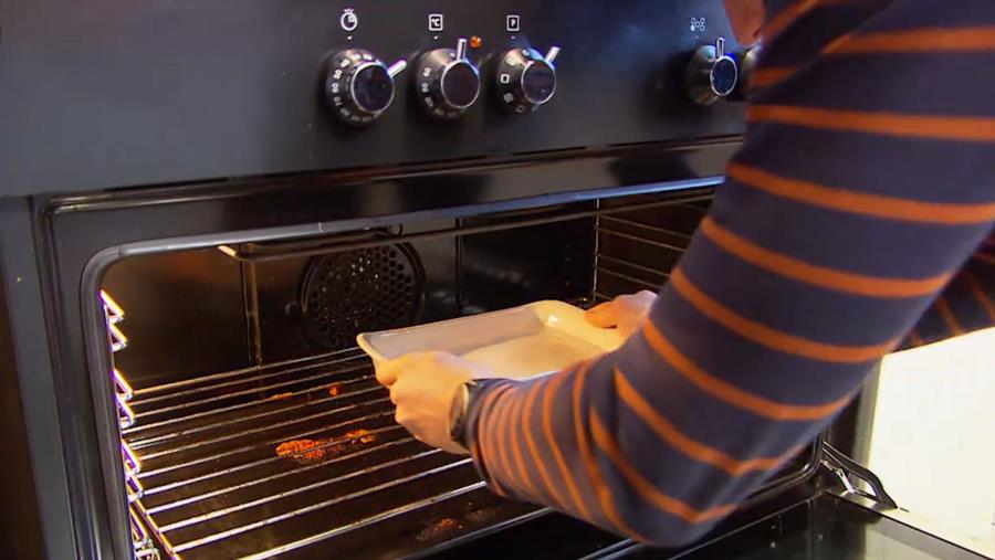 schaal in de oven plaatsen