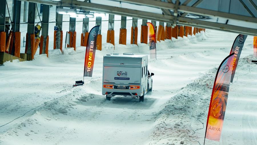 Nissan Ariya e-4ORCE bedwingt indoor skipiste in SnowWorld Landgraaf 2