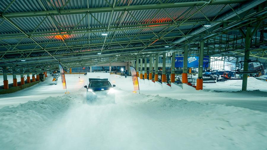 Nissan Ariya e-4ORCE bedwingt indoor skipiste in SnowWorld Landgraaf 3