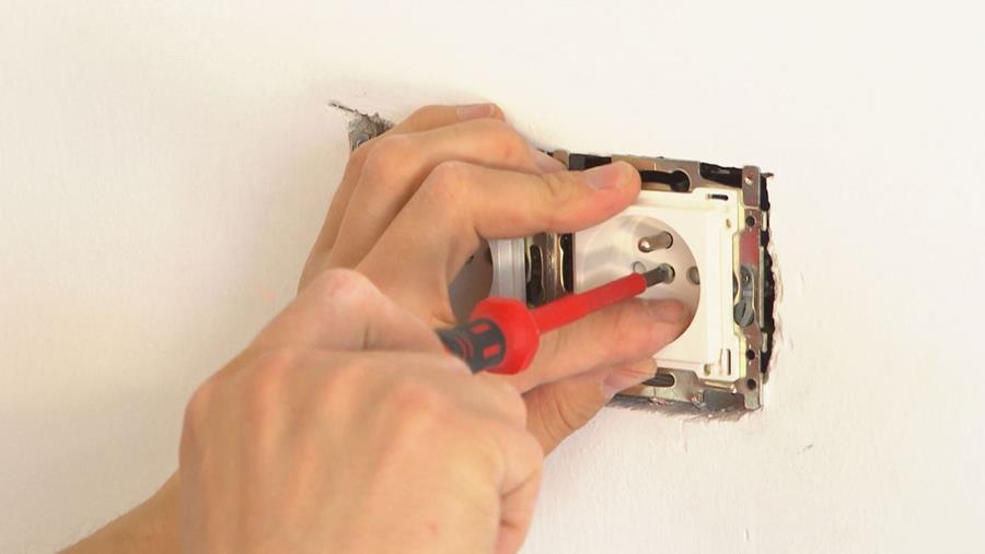 zelf stopcontact plaatsen