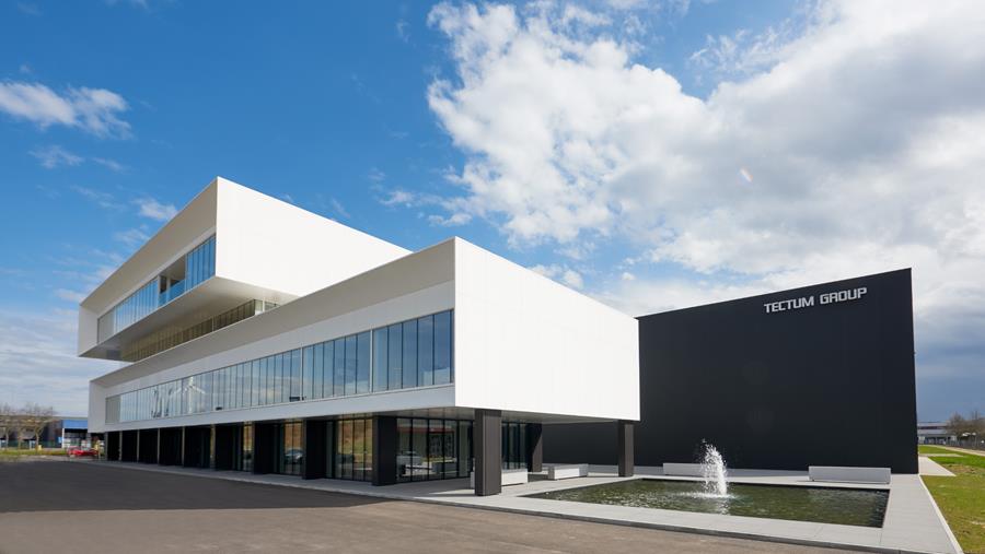 Het hoofdkantoor van Tectum Group in Genk symboliseert de schaal en professionele structuur van Biesmans Group, waar logistieke efficiëntie en operationele continuïteit centraal staan