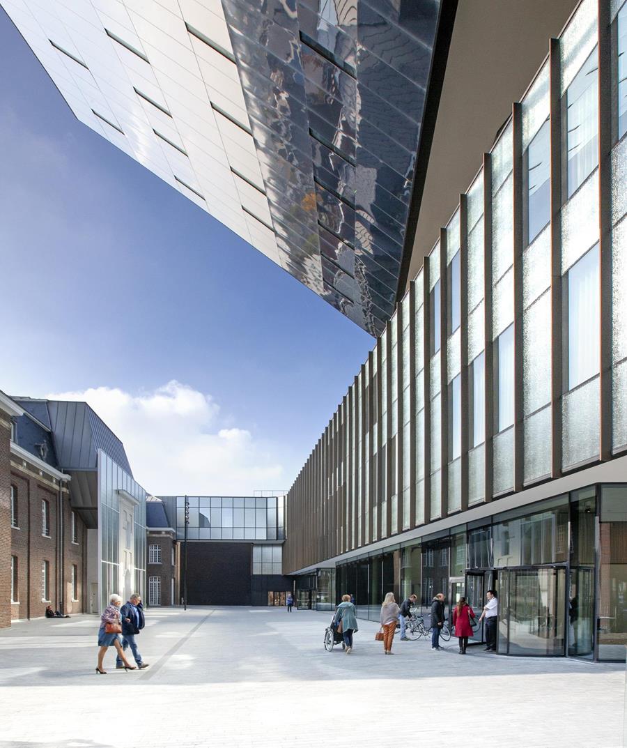 De gevel bestaat uit reflecterend glas